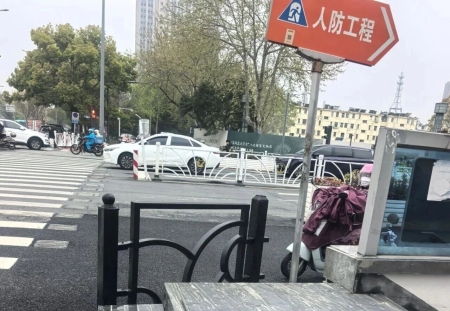 盐城建军路地下商业街这个地方台阶破败不堪！