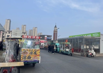 新洋街道开放大道与新盐路交汇处路口水果卖场规划合理吗？