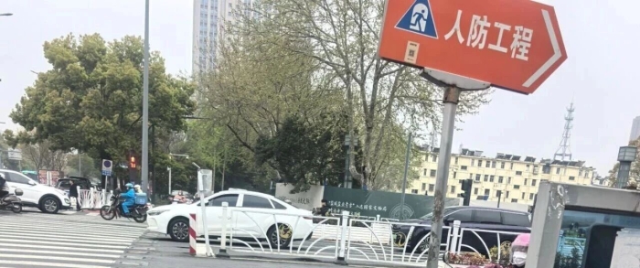 盐城建军路地下商业街这个地方台阶破败不堪！