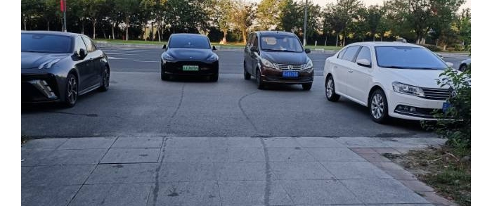 盐渎街道怡和园小区开创路主出入口违停严重请求增设黄网格/隔离设施/电子抓拍